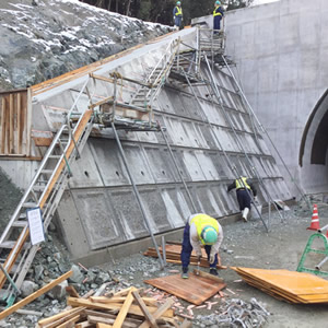 トンネル出入口の裏面コンクリート打設工事